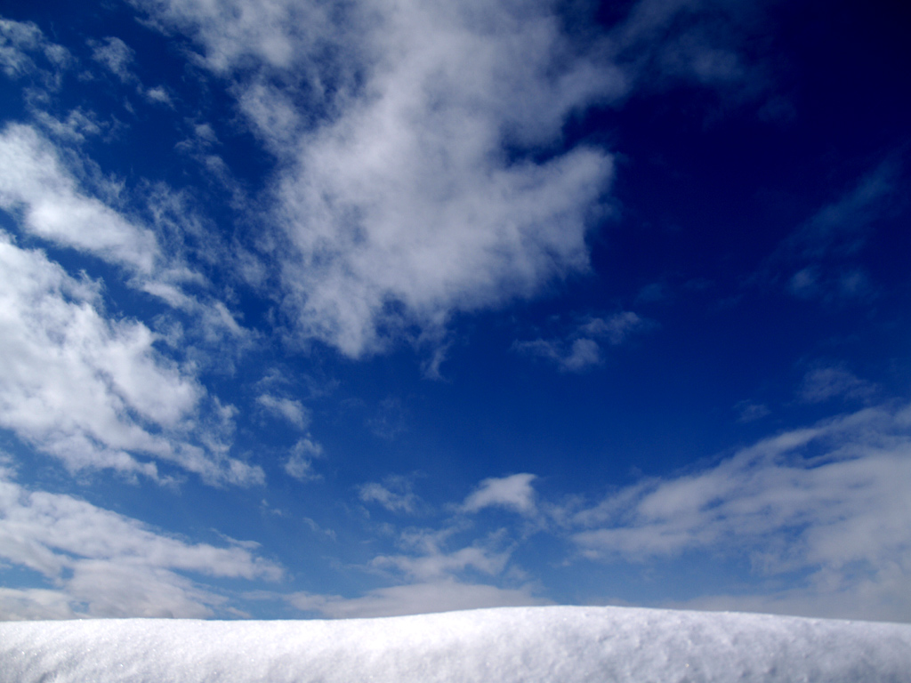 青空の壁紙写真8 雪の大地空高く