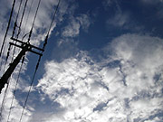 空と電信柱・電線の壁紙写真