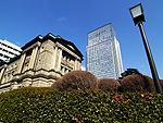 三井タワーと日本銀行旧館